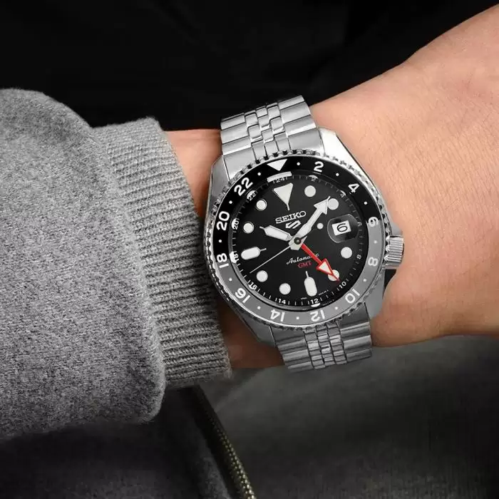 Seiko 5 Sports GMT: El Reloj de Viaje Definitivo seiko 5 batman